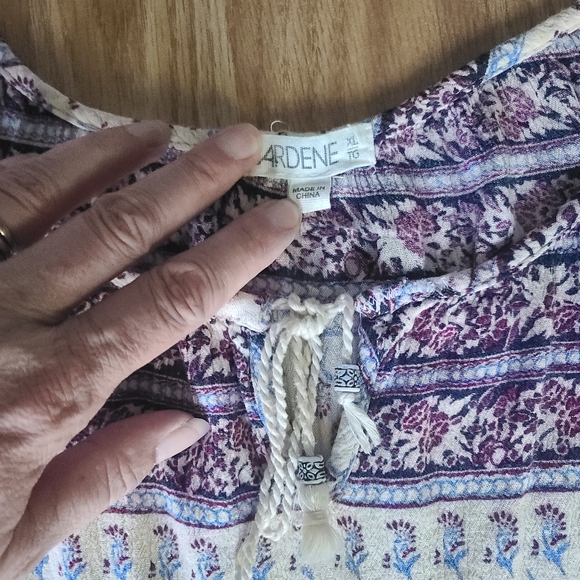 Summer top... XL but fits more like a Medium - Picture 2 of 4